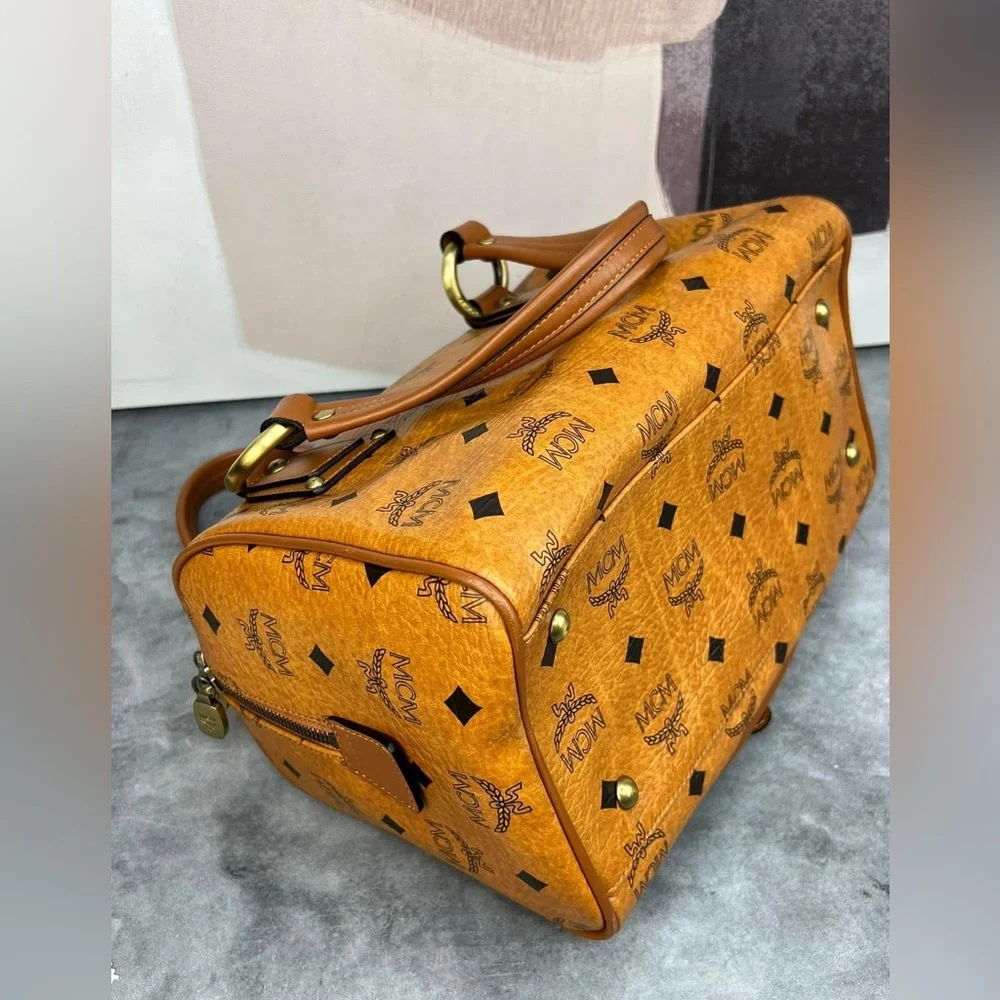 π΅ MCM Boston Arm Bag π΅ - Picture 10 of 16
